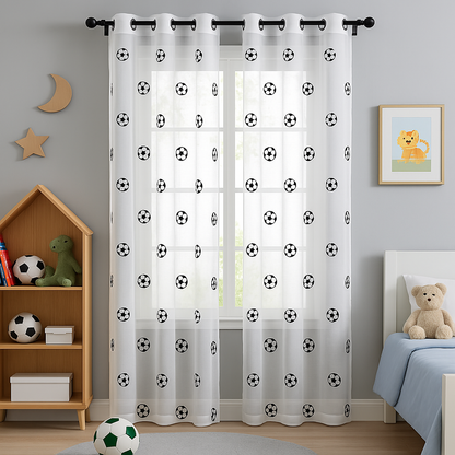 Voilage blanc avec motifs de ballons de football dans une chambre d'enfant lumineuse, décorée dans un style doux et moderne avec un lit, une étagère et des jouets adaptés aux enfants.
