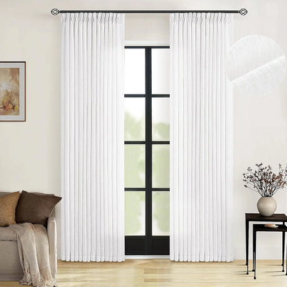 Voilage blanc opaque avec texture légèrement brillante, suspendu dans un salon élégant avec une baie vitrée noire et une décoration minimaliste.