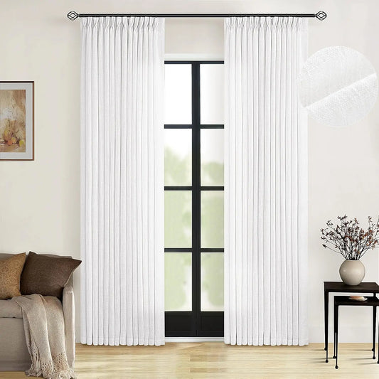 Voilage blanc opaque avec texture légèrement brillante, suspendu dans un salon élégant avec une baie vitrée noire et une décoration minimaliste.