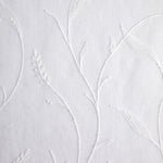 Motif floral brodé blanc élégant sur fond uni, parfait pour la décoration intérieure moderne et raffinée. Design subtil et délicat idéal pour les draperies, housses de coussin ou nappes. Convient pour créer une atmosphère apaisante et sophistiquée dans n'importe quelle pièce.