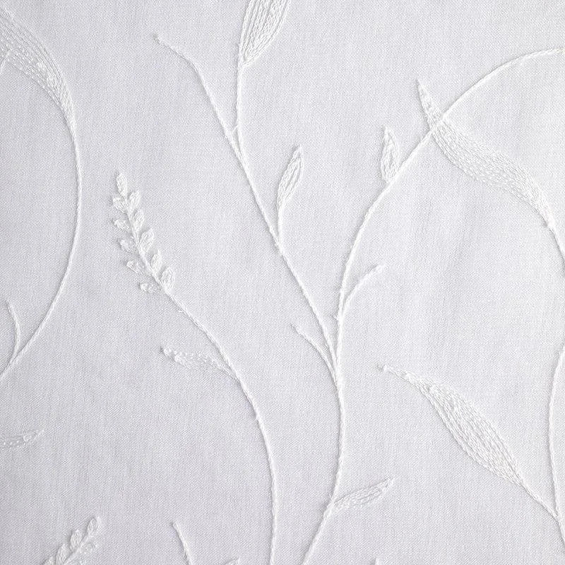 Motif floral brodé blanc élégant sur fond uni, parfait pour la décoration intérieure moderne et raffinée. Design subtil et délicat idéal pour les draperies, housses de coussin ou nappes. Convient pour créer une atmosphère apaisante et sophistiquée dans n'importe quelle pièce.