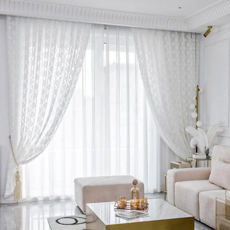 Rideaux décoratifs blancs élégants pour salon moderne avec canapé confortable et table basse brillante, ambiance lumineuse et accueillante parfaite pour un intérieur chic et relaxant, idéal pour embellir votre espace de vie.