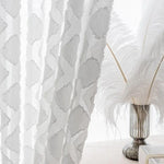 Rideaux blancs élégants avec motifs géométriques, parfaits pour ajouter une touche sophistiquée à votre intérieur. Placés à côté d'un élégant vase décoratif avec des plumes, ces rideaux modernes sont idéals pour la décoration du salon ou de la chambre à coucher, offrant une ambiance lumineuse et aérée.