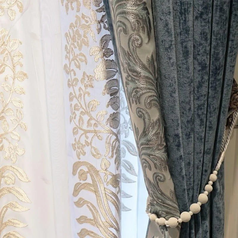 Rideaux élégants avec motifs floraux dorés, idéal pour embellir votre intérieur et ajouter une touche de sophistication à votre salon ou chambre. Accents décoratifs modernes et classiques qui rehaussent l'esthétique de toute pièce. Style luxueux et raffiné pour une ambiance chaleureuse et accueillante.