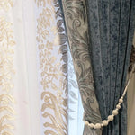 Rideaux élégants avec motifs floraux dorés, idéal pour embellir votre intérieur et ajouter une touche de sophistication à votre salon ou chambre. Accents décoratifs modernes et classiques qui rehaussent l'esthétique de toute pièce. Style luxueux et raffiné pour une ambiance chaleureuse et accueillante.