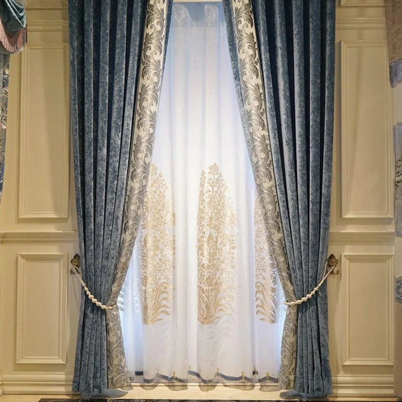 Rideaux élégants pour décoration intérieure, avec motifs floraux dorés et bordures bleues. Idéal pour ajouter une touche sophistiquée au salon ou à la chambre. Accessoire de luxe pour embellir vos fenêtres et apporter une ambiance chaleureuse à votre espace.