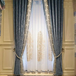 Rideaux élégants pour décoration intérieure, avec motifs floraux dorés et bordures bleues. Idéal pour ajouter une touche sophistiquée au salon ou à la chambre. Accessoire de luxe pour embellir vos fenêtres et apporter une ambiance chaleureuse à votre espace.