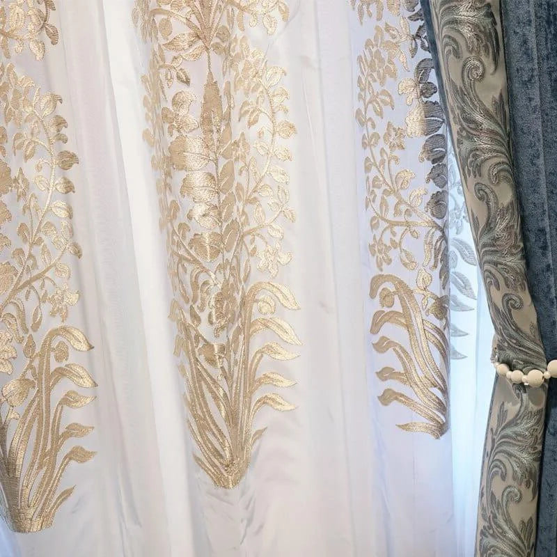 Rideaux élégants aux motifs floraux dorés, parfaits pour apporter une touche de sophistication à votre intérieur. Ces rideaux décoratifs offrent une ambiance raffinée idéale pour le salon ou la chambre, avec un design qui assure intimité et esthétisme. Transformez l'atmosphère de votre maison avec ces rideaux tendance.