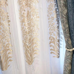 Rideaux élégants aux motifs floraux dorés, parfaits pour apporter une touche de sophistication à votre intérieur. Ces rideaux décoratifs offrent une ambiance raffinée idéale pour le salon ou la chambre, avec un design qui assure intimité et esthétisme. Transformez l'atmosphère de votre maison avec ces rideaux tendance.
