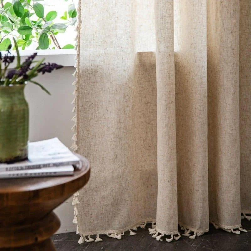 Rideau beige décoratif avec franges élégantes, idéal pour créer une ambiance chaleureuse dans le salon. Ce rideau apporte une touche sophistiquée tout en permettant à la lumière naturelle de traverser. Améliorez l'esthétique de votre intérieur avec ce rideau tendance, parfait pour encadrer vos fenêtres tout en ajoutant du style à votre espace.