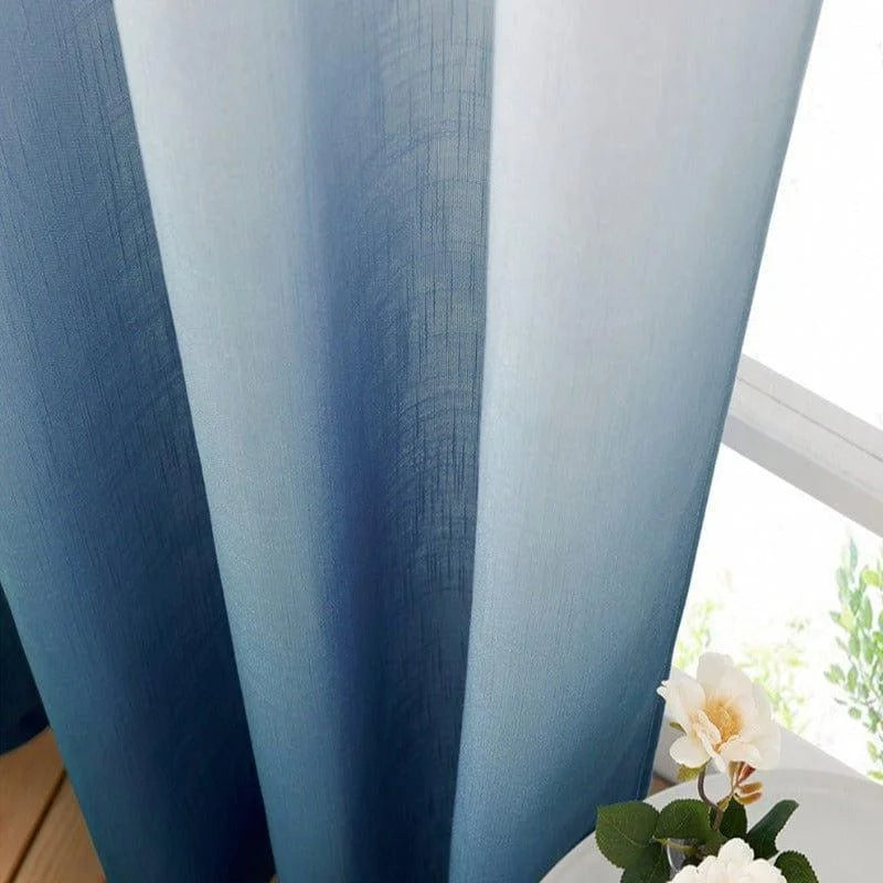 Rideau bleu élégant devant une fenêtre lumineuse, apportant une touche moderne et apaisante à votre salon. Ajoutez une ambiance raffinée à votre intérieur avec ce rideau chic et tendance. Idéal pour décorer n'importe quelle pièce de votre maison tout en vous offrant une intimité parfaite.