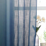 Rideau bleu élégant pour salon avec motif texturé, offrant une ambiance raffinée et moderne. Idéal pour filtrer la lumière tout en préservant l'intimité. Accessoire déco parfait pour rehausser la décoration intérieure. Disponible dans plusieurs dimensions pour toutes les fenêtres.