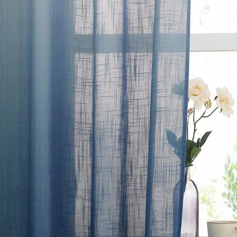 Rideau bleu élégant pour salon avec motif texturé, offrant une ambiance raffinée et moderne. Idéal pour filtrer la lumière tout en préservant l'intimité. Accessoire déco parfait pour rehausser la décoration intérieure. Disponible dans plusieurs dimensions pour toutes les fenêtres.
