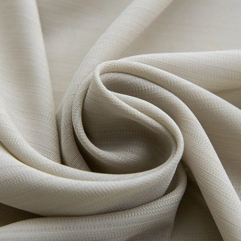 Tissu beige élégant avec une texture finement tissée, parfait pour la décoration intérieure ou la confection de vêtements. Ce matériau versatile ajoute une touche de sophistication discrète à tout projet.