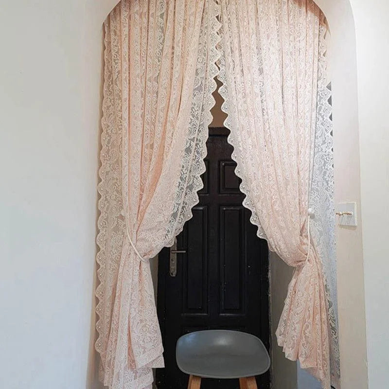 Rideaux élégants décoratifs suspendus devant une porte, ajoutant une touche raffinée à l'intérieur de la maison. Ces rideaux ornés de motifs délicats subliment l'entrée tout en offrant une certaine intimité. Parfaits pour créer une ambiance chaleureuse et accueillante dans n'importe quelle pièce.