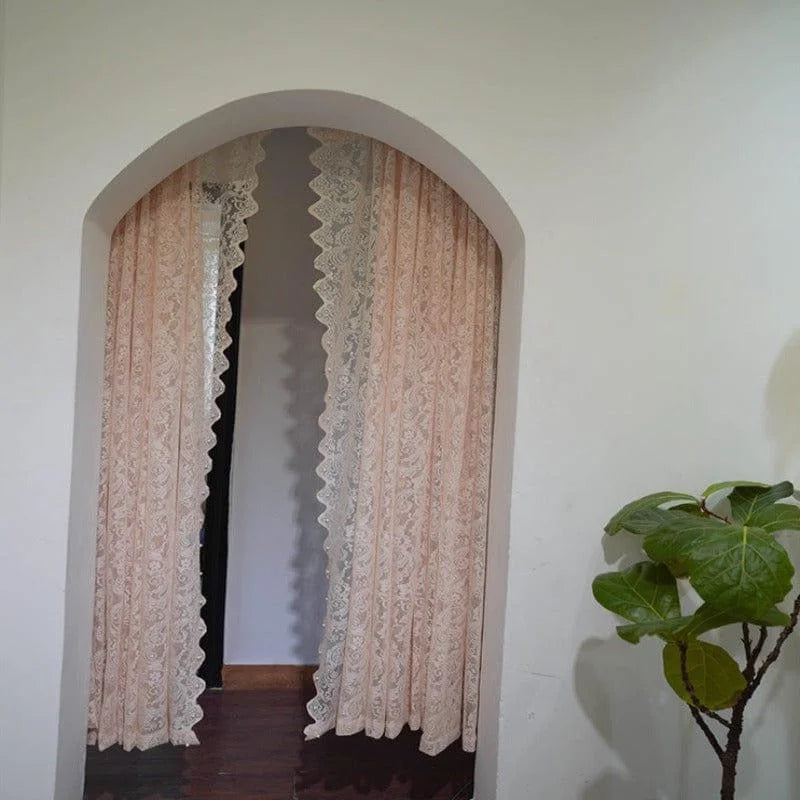 Rideaux décoratifs élégants en teinte douce pour entrée intérieure, ajoutant une touche de sophistication et de charme à votre espace de vie moderne. Parfait pour séparer les pièces tout en maintenant une ambiance chaleureuse et accueillante. Idéal pour les archways ou les ouvertures de porte.