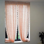 Rideaux élégants de couleur rose clair ornant une fenêtre moderne. Ces rideaux apportent une touche chaleureuse et raffinée à la décoration d'intérieur. Parfaits pour ajouter du style et du charme à n'importe quelle pièce, tout en permettant à la lumière naturelle de filtrer doucement. Idéals pour un salon ou une chambre, ces rideaux sont l'élément décoratif parfait pour un intérieur accueillant et lumineux.