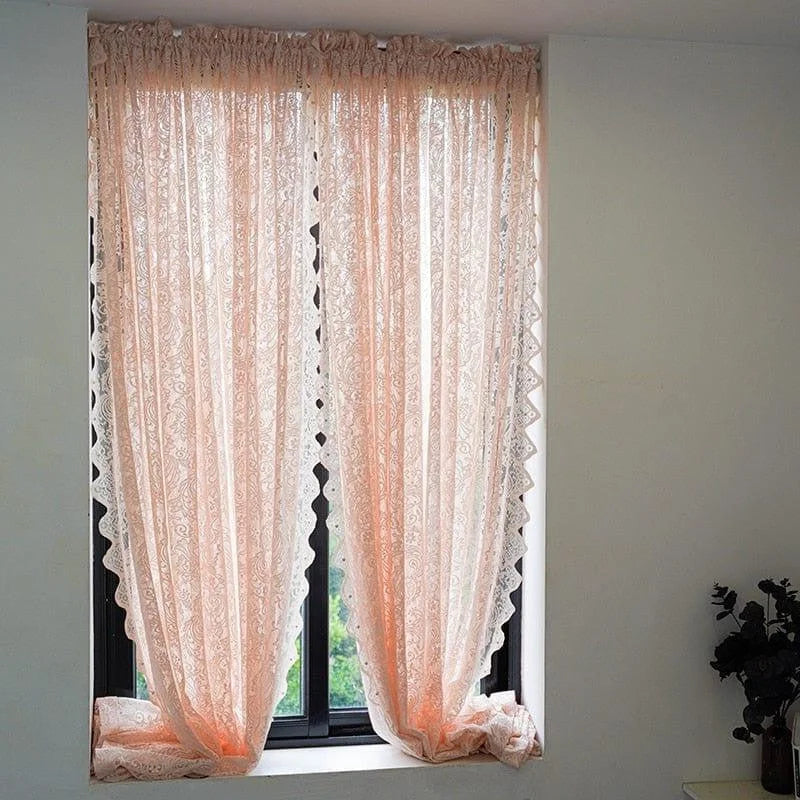 Rideaux élégants de couleur rose clair ornant une fenêtre moderne. Ces rideaux apportent une touche chaleureuse et raffinée à la décoration d'intérieur. Parfaits pour ajouter du style et du charme à n'importe quelle pièce, tout en permettant à la lumière naturelle de filtrer doucement. Idéals pour un salon ou une chambre, ces rideaux sont l'élément décoratif parfait pour un intérieur accueillant et lumineux.