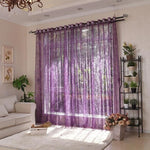 Rideaux élégants et modernes de couleur violette ornant un salon lumineux avec canapé blanc, plantes vertes, et un tapis douillet, parfaits pour ajouter une touche de sophistication et d'intimité à votre espace intérieur.