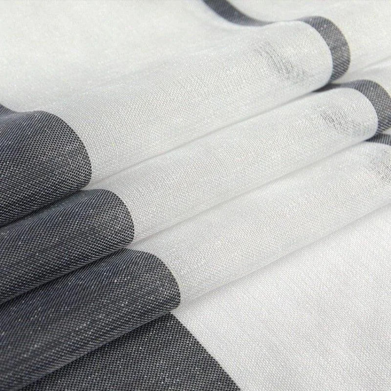 Voilage moderne avec bandes contrastées pour la décoration intérieure, idéal pour apporter une touche élégante et contemporaine à votre espace de vie.