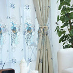 Rideaux décoratifs élégants avec motif de paon brodé, parfaits pour ajouter une touche de sophistication à votre salon. Ces rideaux confèrent une ambiance chic et raffinée à votre intérieur tout en permettant de contrôler la luminosité. Idéals pour allier style et fonctionnalité dans toute pièce de la maison.