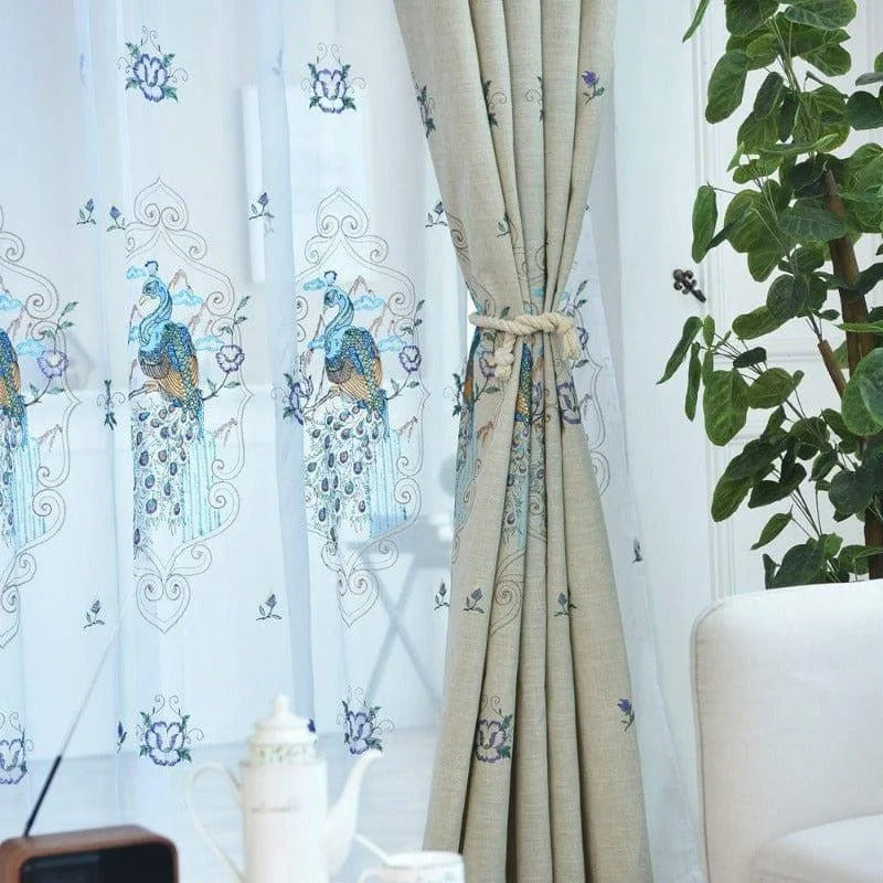 Rideaux décoratifs élégants avec motif de paon brodé, parfaits pour ajouter une touche de sophistication à votre salon. Ces rideaux confèrent une ambiance chic et raffinée à votre intérieur tout en permettant de contrôler la luminosité. Idéals pour allier style et fonctionnalité dans toute pièce de la maison.