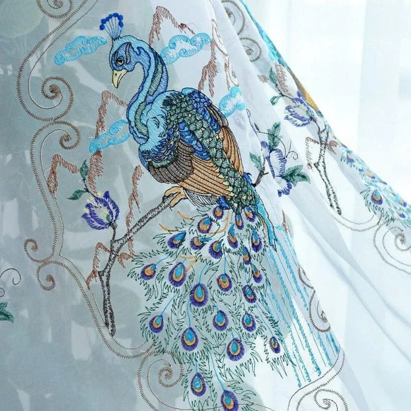 Rideau décoratif avec motif de paon brodé, idéal pour ajouter une touche élégante à votre intérieur. Les détails colorés du paon et des motifs floraux apportent une ambiance raffinée et artistique à votre décoration. Parfait pour les salons, chambres ou espaces de détente, ce rideau unique est conçu pour attirer le regard tout en complétant harmonieusement différents styles de décoration.