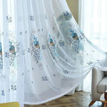 Rideaux élégants avec motifs de paons colorés, parfaits pour ajouter une touche d'élégance et de sophistication à votre salon. Ces voilages lumineux diffusent agréablement la lumière naturelle, créant une atmosphère apaisante et raffinée. Idéal pour la décoration intérieure chic et moderne. Convient aussi bien pour le salon que pour une chambre à coucher distinguée.