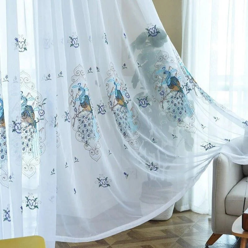Rideaux élégants avec motifs de paons colorés, parfaits pour ajouter une touche d'élégance et de sophistication à votre salon. Ces voilages lumineux diffusent agréablement la lumière naturelle, créant une atmosphère apaisante et raffinée. Idéal pour la décoration intérieure chic et moderne. Convient aussi bien pour le salon que pour une chambre à coucher distinguée.