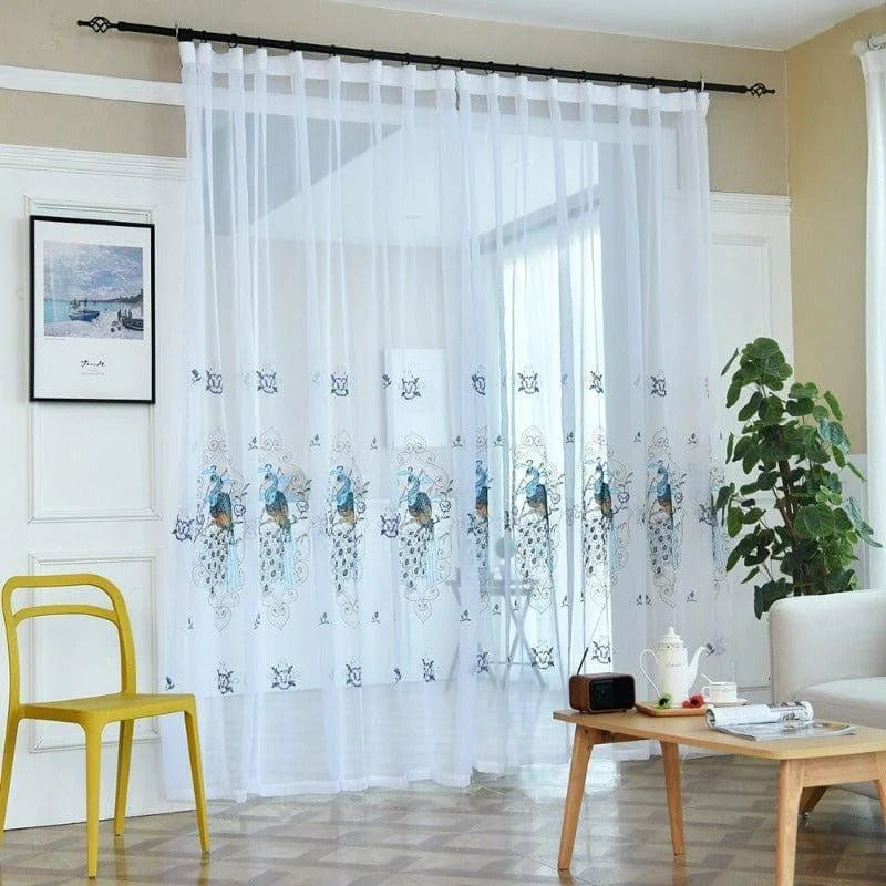 Rideaux élégants avec motifs de paons, parfaits pour embellir un salon moderne. Le design raffiné et la transparence offrent une lumière naturelle apaisante. Idéal pour ajouter une touche décorative et élégante à votre intérieur. Convient à une décoration contemporaine et lumineuse.