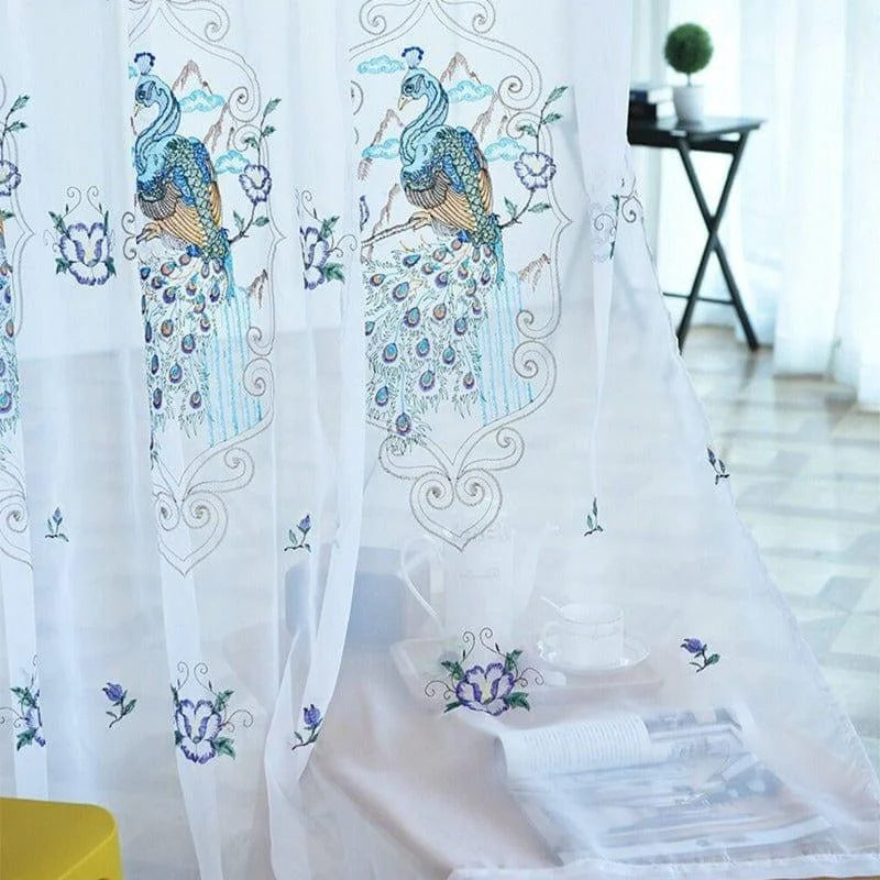 Rideau décoratif brodé avec motif de paon, parfait pour ajouter une touche élégante à votre intérieur. Idéal pour les salons, chambres ou espaces de lecture. Ce rideau offre une ambiance paisible et artistique grâce à ses détails colorés et raffinés, combinant esthétisme et praticité. Renouvelez votre décoration avec ce rideau aux motifs enchanteurs qui apportera luminosité et style à votre maison.