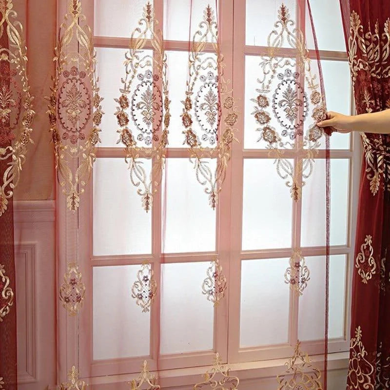 Rideaux élégants avec broderie dorée sur fond rose, idéal pour ajouter une touche de sophistication à votre intérieur. Ces voilages décoratifs conviennent parfaitement à une décoration de salon ou de chambre, offrant à la fois intimité et style. Effet lumineux et design floral chic pour embellir vos fenêtres avec raffinement.