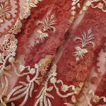 Tissu décoratif brodé à motifs floraux élégants sur fond rouge, idéal pour des créations de mode ou de décoration intérieure. Design raffiné avec détails dorés pour un style luxueux et raffiné. Parfait pour confectionner des robes de cérémonie, accessoires ou rideaux sophistiqués.