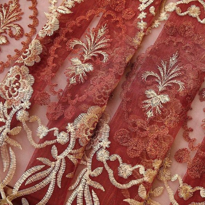 Tissu décoratif brodé à motifs floraux élégants sur fond rouge, idéal pour des créations de mode ou de décoration intérieure. Design raffiné avec détails dorés pour un style luxueux et raffiné. Parfait pour confectionner des robes de cérémonie, accessoires ou rideaux sophistiqués.