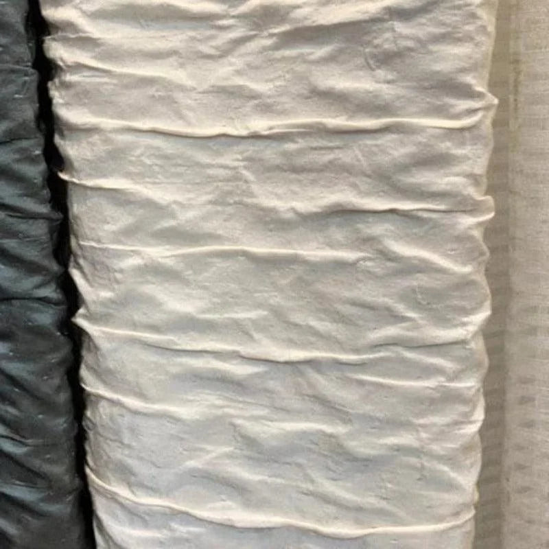 Tissu plissé blanc et noir pour décoration intérieure, idéal pour rideaux modernes et revêtements muraux créatifs, ajoute une touche élégante et texturée à tout espace de vie.