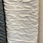 Tissu plissé blanc et noir pour décoration intérieure, idéal pour rideaux modernes et revêtements muraux créatifs, ajoute une touche élégante et texturée à tout espace de vie.