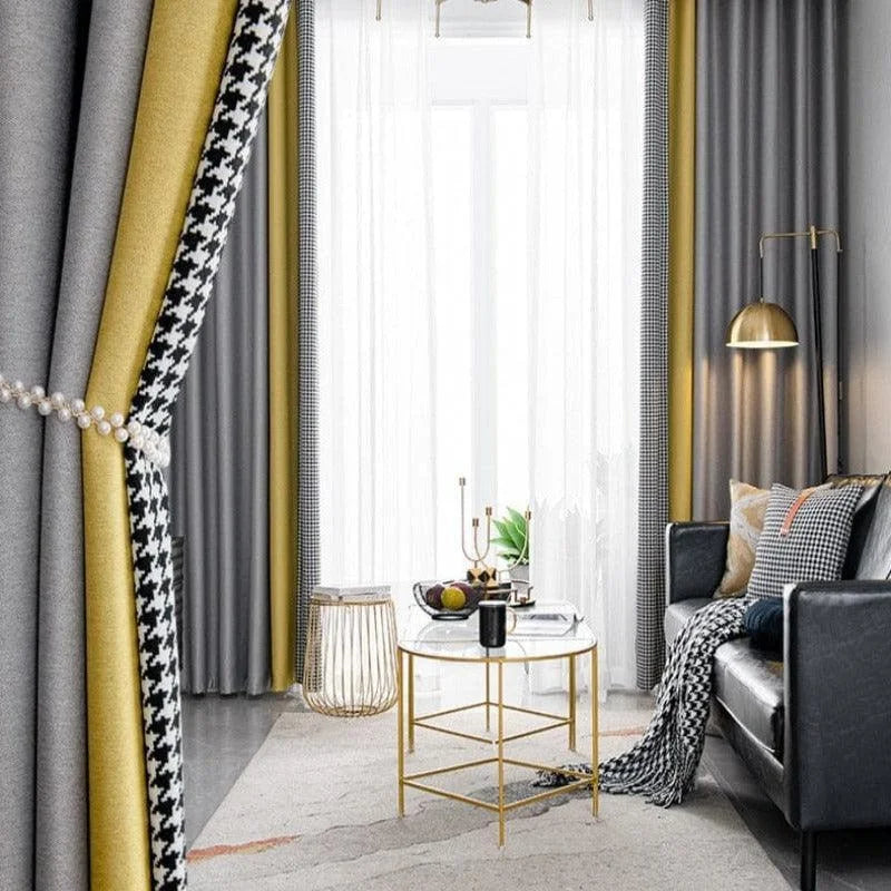 Salon moderne et élégant avec des rideaux design en jaune et gris, assortis à une décoration intérieure raffinée. Ambiance cosy avec un canapé confortable, table basse dorée et éclairage d'appoint. Idéal pour créer une atmosphère chaleureuse et accueillante dans votre espace de vie. Parfait pour une maison contemporaine.