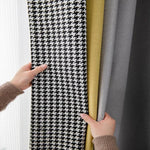Échantillons de tissus variés en tons neutres et motifs élégants, parfaits pour la décoration intérieure. Textures et couleurs assorties pour un choix personnalisé et créatif dans la conception d'espace.