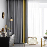 Rideaux élégants aux tons gris et moutarde devant une fenêtre lumineuse, intégrés dans un salon moderne avec mobilier noir et accents dorés. Parfaits pour une décoration contemporaine et sophistiquée, ajoutant une touche de style à votre espace intérieur.