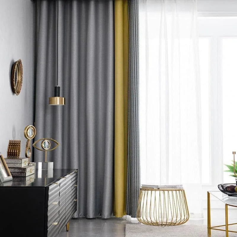 Rideaux élégants aux tons gris et moutarde devant une fenêtre lumineuse, intégrés dans un salon moderne avec mobilier noir et accents dorés. Parfaits pour une décoration contemporaine et sophistiquée, ajoutant une touche de style à votre espace intérieur.
