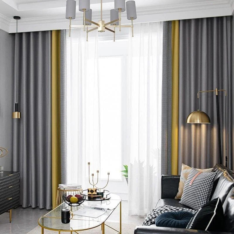 Rideaux élégants pour salon moderne, combinant gris et accents dorés, ajoutant une touche de sophistication à votre espace de vie. Design contemporain parfait pour rehausser l'intérieur avec style et élégance. Idéal pour les fenêtres de grande taille, ces rideaux créent une ambiance chaleureuse et accueillante. Complément parfait pour un salon chic.