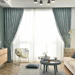 Rideaux élégants bleu gris pour salon moderne, parfaits pour créer une ambiance lumineuse et sophistiquée. Le design raffiné s'intègre harmonieusement dans un décor contemporain, offrant une touche élégante à votre intérieur tout en permettant une diffusion douce de la lumière naturelle. Ces rideaux conviennent idéalement pour une décoration de salon en quête de chic et d'élégance.