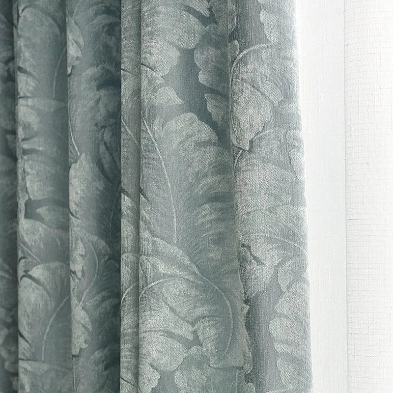 Rideau d’intérieur élégant avec motifs floraux en relief, ajoutant une touche sophistiquée à toute pièce. Design raffiné idéal pour optimiser la décoration et créer une ambiance apaisante et tendance dans votre maison.