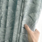 Rideau élégant gris avec motifs floraux artistiques, idéal pour sublimer votre intérieur. Ce rideau ajoute une touche de raffinement, parfait pour un salon ou une chambre, offrant une ambiance apaisante et chic. Prise en main montrant la qualité et le style du design.