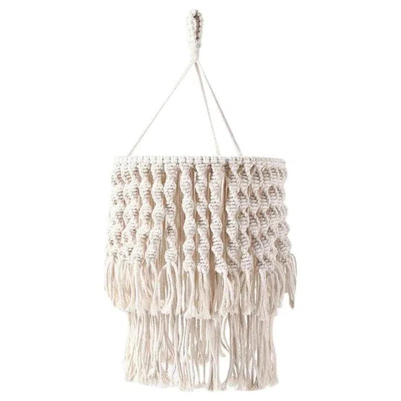 Suspension murale en macramé, design élégant et artisanal, parfait pour ajouter une touche bohème à votre décoration intérieure. Idéal pour le salon, la chambre ou toute autre pièce nécessitant une ambiance chaleureuse et accueillante. Facilitez la personnalisation de votre espace avec ce magnifique élément décoratif.