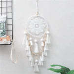 Attrape-rêves mural décoratif blanc, idéal pour une décoration intérieure apaisante. Cet ornement élégant avec des pompons et des perles est parfait pour ajouter une touche bohème à votre chambre ou salon. Accessoire tendance à accrocher pour un style unique et raffiné, favorisant le bien-être et le calme.