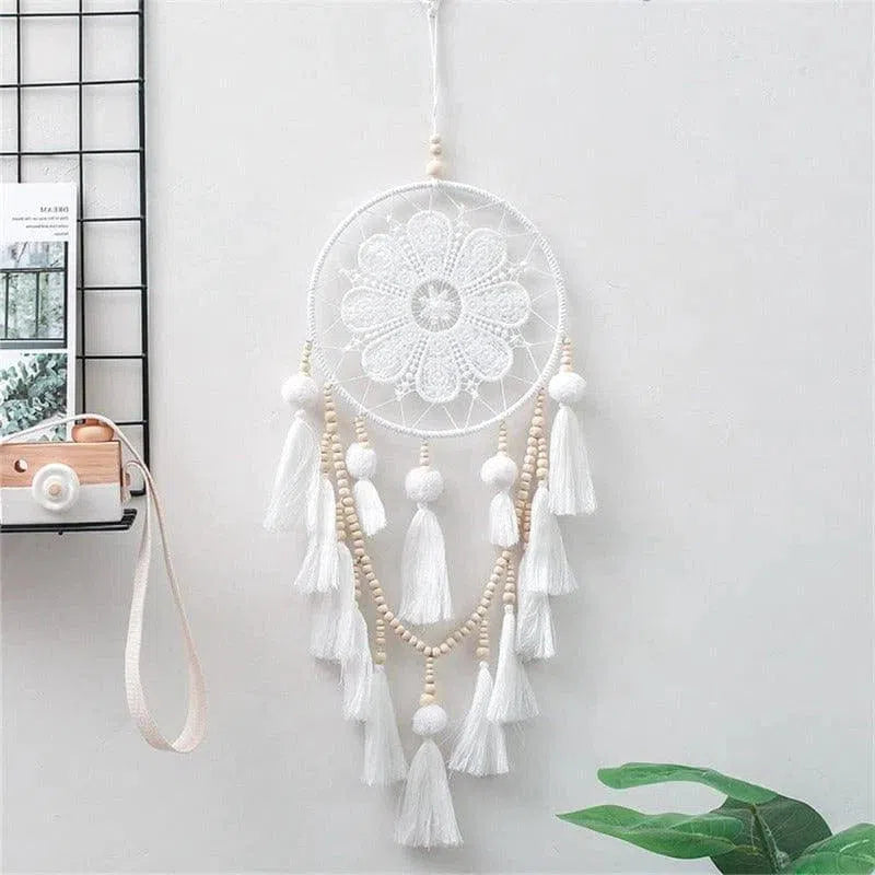 Attrape-rêves mural décoratif blanc, idéal pour une décoration intérieure apaisante. Cet ornement élégant avec des pompons et des perles est parfait pour ajouter une touche bohème à votre chambre ou salon. Accessoire tendance à accrocher pour un style unique et raffiné, favorisant le bien-être et le calme.