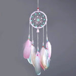 Attrape-rêves décoratif avec plumes colorées et perles, design artisanal captivant pour décoration intérieure, touche bohème idéale pour chambre à coucher ou salon, parfait pour apporter sérénité et charme à votre espace de vie.