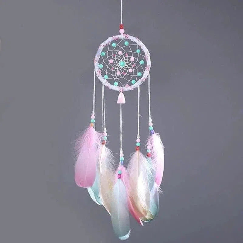 Attrape-rêves décoratif avec plumes colorées et perles, design artisanal captivant pour décoration intérieure, touche bohème idéale pour chambre à coucher ou salon, parfait pour apporter sérénité et charme à votre espace de vie.