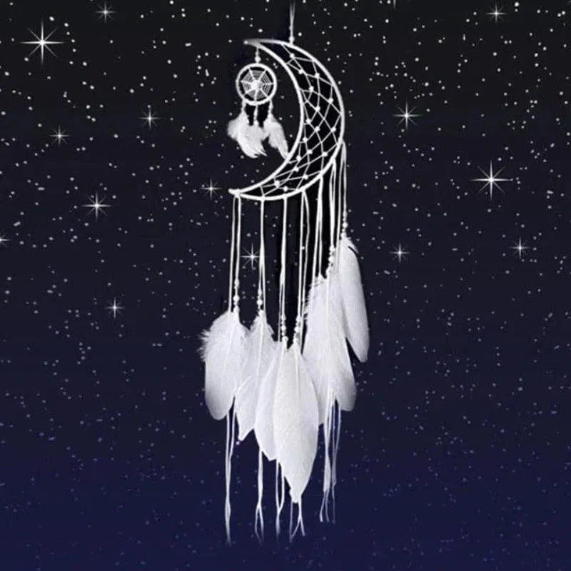 Décoratif attrape-rêves en forme de lune avec plumes blanches, idéal pour embellir votre chambre à coucher et favoriser un sommeil paisible. Ce capteur de rêves original apporte une touche mystique et poétique à votre décoration intérieure. Parfait pour créer une atmosphère apaisante et relaxante.